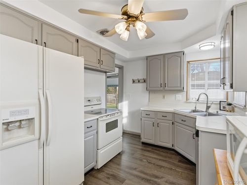 9687 Seavitt Dr, Allen Park, MI, 48101-1211 | Card Image