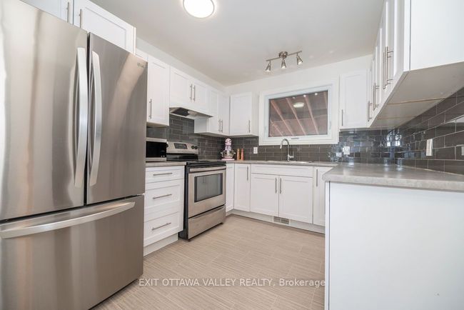 8 Sumac Crt, House other with 4 bedrooms, 2 bathrooms and 3 parking in Deep River ON | Image 7