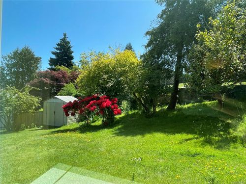 985 Gloria Pl, Saanich, BC, V8Y1L4 | Card Image