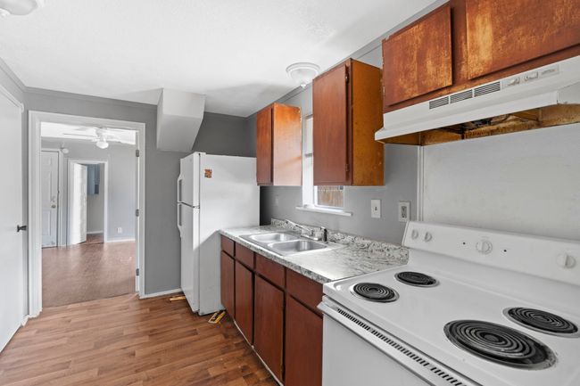 305 W Waco St, Home with 5 bedrooms, 3 bathrooms and 6 parking in Ennis TX | Image 9