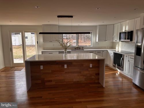 816 Utterback Store Rd, GREAT FALLS, VA, 22066-1538 | Card Image