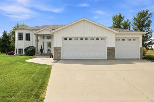 515 Cottonwood Drive, Casselton, ND, 58012 | Card Image