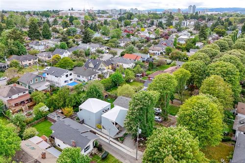 1427 Walnut St, Victoria, BC, V8R1Y7 | Card Image