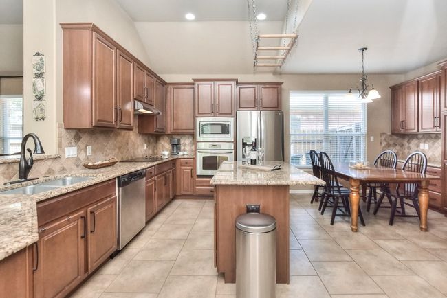 Kitchen/Breakfast Area | Image 11