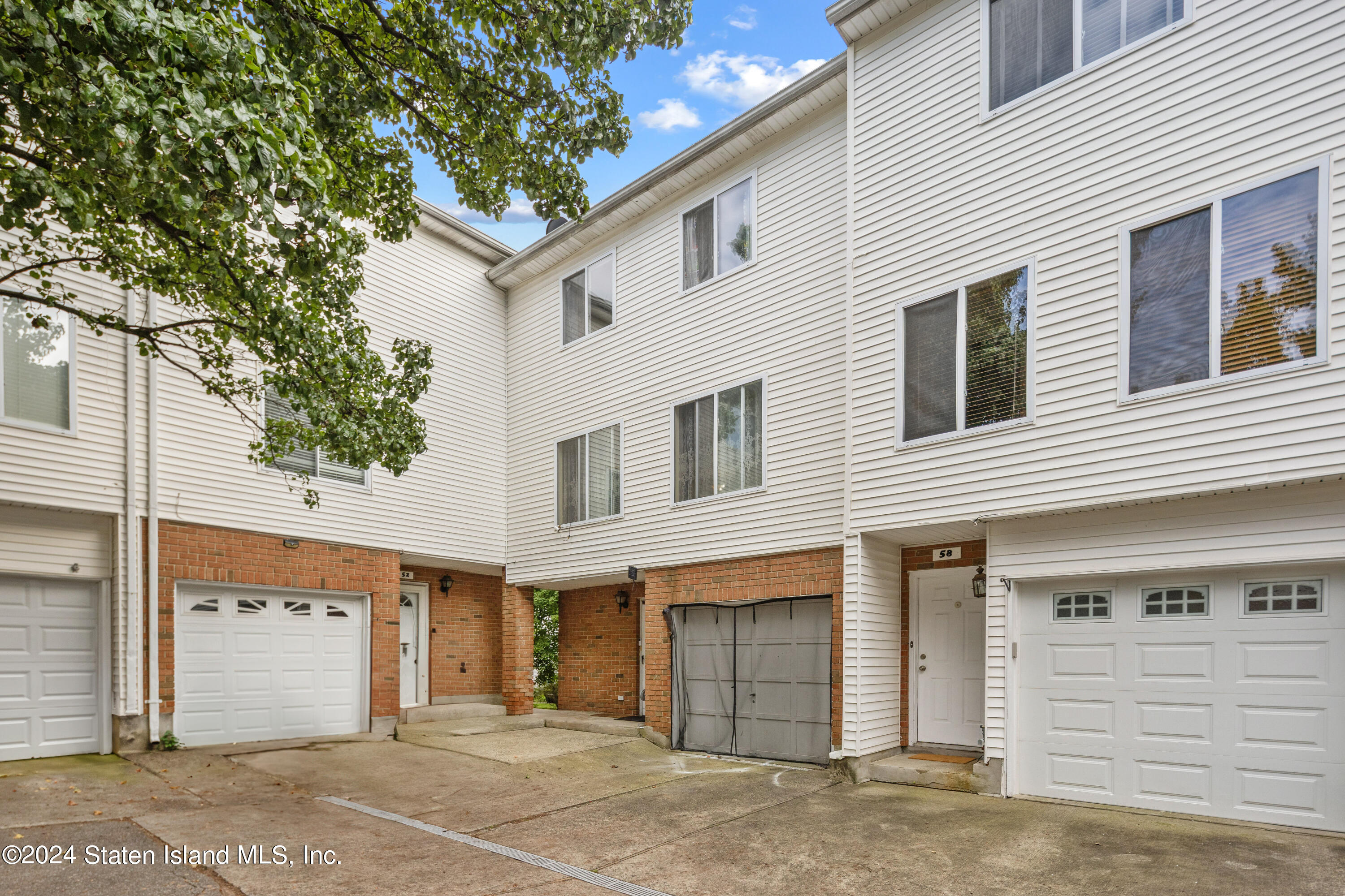 Emily Ln, Staten Island, NY 10312
