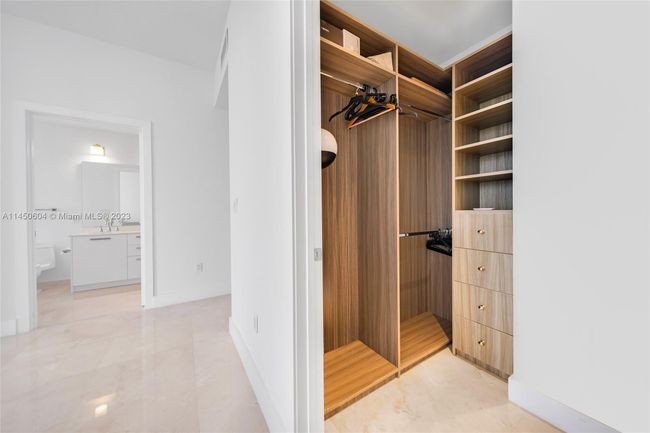APT-4307 - 1060 Brickell Ave, Condo with 3 bedrooms, 3 bathrooms and null parking in Miami FL | Image 24