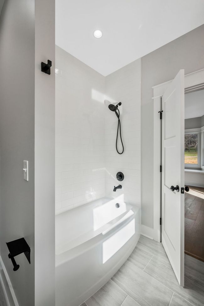 Guest bedroom 1 bathroom | Image 26