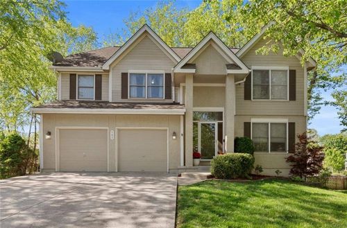 705 Hawthorne Dr, Liberty, MO, 64068-4331 | Card Image