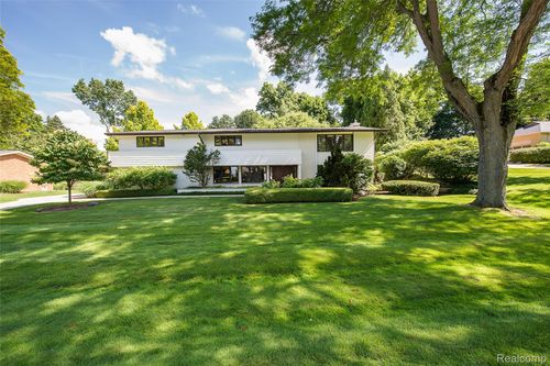 581 Woodway Ct, Bloomfield Hills, MI, 48302-1574 | Card Image