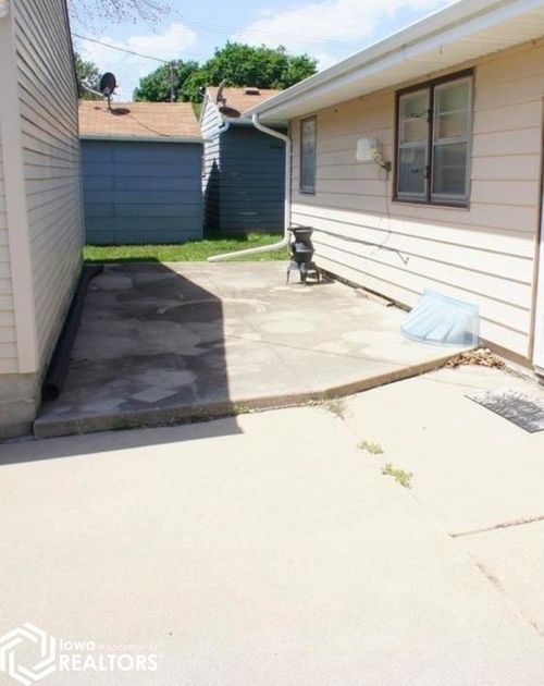 1224 Betsy Ln, Webster City, IA, 50595-2704 | Card Image