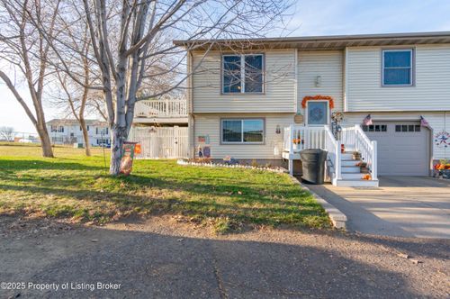 292 Kuchenski Dr, Dickinson, ND, 58601-6043 | Card Image