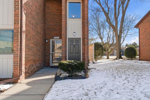 151-33667 Pondview Cir, Livonia, MI, 48152-1471 | Card Image
