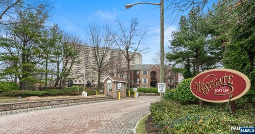 557 Ridge Ln, Fort Lee, NJ, 07024-2138 | Card Image