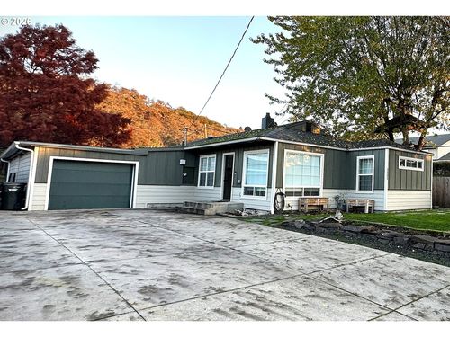 1521 Ne Morris St, Roseburg, OR, 97470-5641 | Card Image