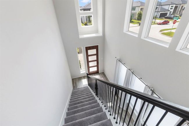 Front Entrance / Stairs | Image 31