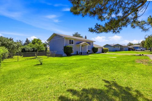 2202 Hill Dr, Grandview, WA, 98930-9421 | Card Image