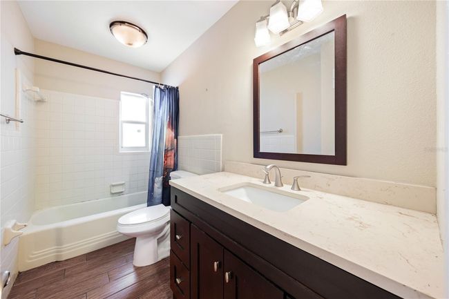 Hall Bathroom | Image 14
