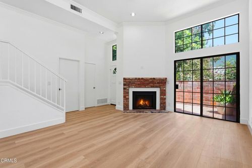 1-22028 Collins St, Woodland Hills, CA, 91367-6706 | Card Image