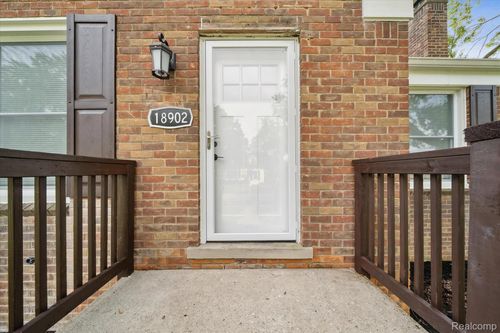 18902 Westmore St, Livonia, MI, 48152-3273 | Card Image