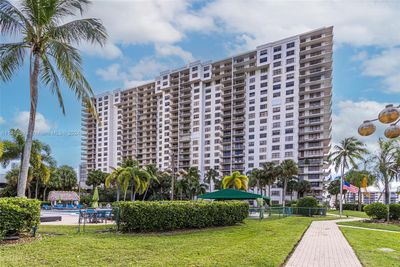 1606 - 18151 Ne 31st Ct, Condo with 2 bedrooms, 2 bathrooms and null parking in Aventura FL | Image 2