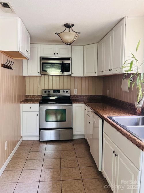 3232 Wilson Heights Dr, Hildebran, NC, 28637-8255 | Card Image