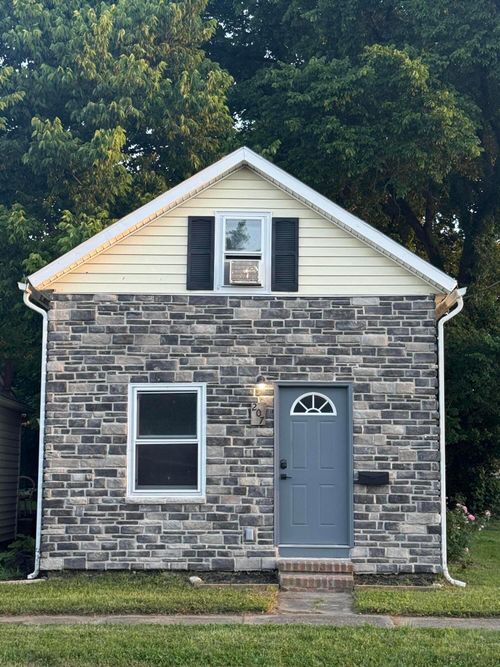 207 E Mill St, Circleville, OH, 43113-1915 | Card Image