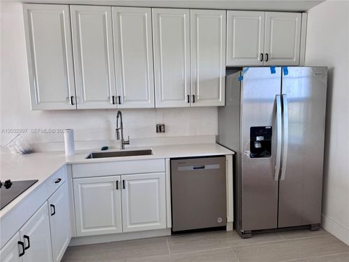 1008-575 Oaks Ln, Pompano Beach, FL, 33069-3715 | Card Image