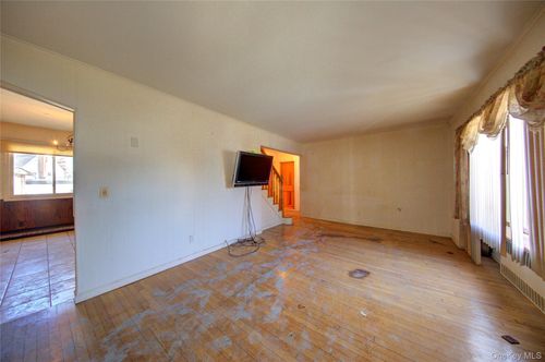 984 Shelburne Dr, Franklin Square, NY, 11010-1010 | Card Image