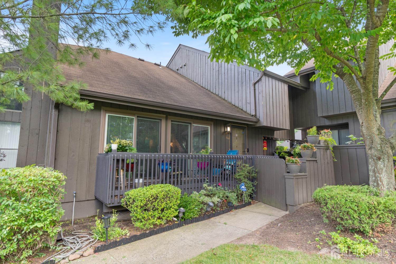 Westgate Dr, Edison, NJ 08820