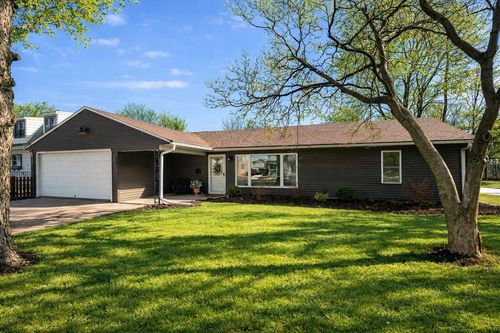 805 N Oakwood Avenue, Oconomowoc, WI, 53066 | Card Image