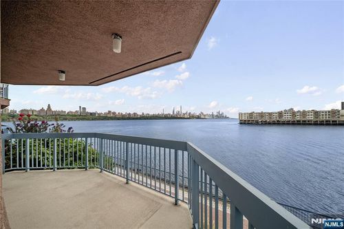 207 Adams Ct, Edgewater, NJ, 07020-1654 | Card Image