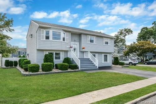 12 Parr Dr, Ronkonkoma, NY, 11779-3043 | Card Image