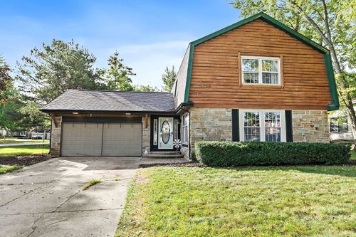 705 Chestnut Ct, Algonquin, IL, 60102-2165 | Card Image