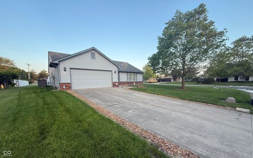 901 Peony Ln, Fortville, IN, 46040-1081 | Card Image