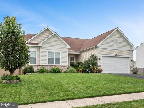 571 Town Run Ln, STEPHENS CITY, VA, 22655-5325 | Card Image
