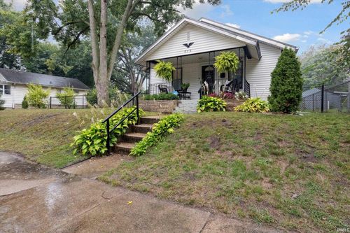 525 S 28th St, South Bend, IN, 46615-2217 | Card Image