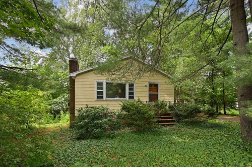 4 Pine Ave, North Reading, MA, 01864-1626 | Card Image