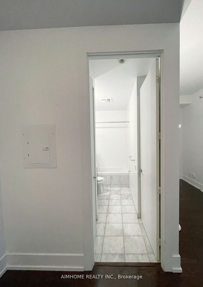 4201 - 33 Charles St E, Condo with 2 bedrooms, 1 bathrooms and null parking in Toronto ON | Image 6