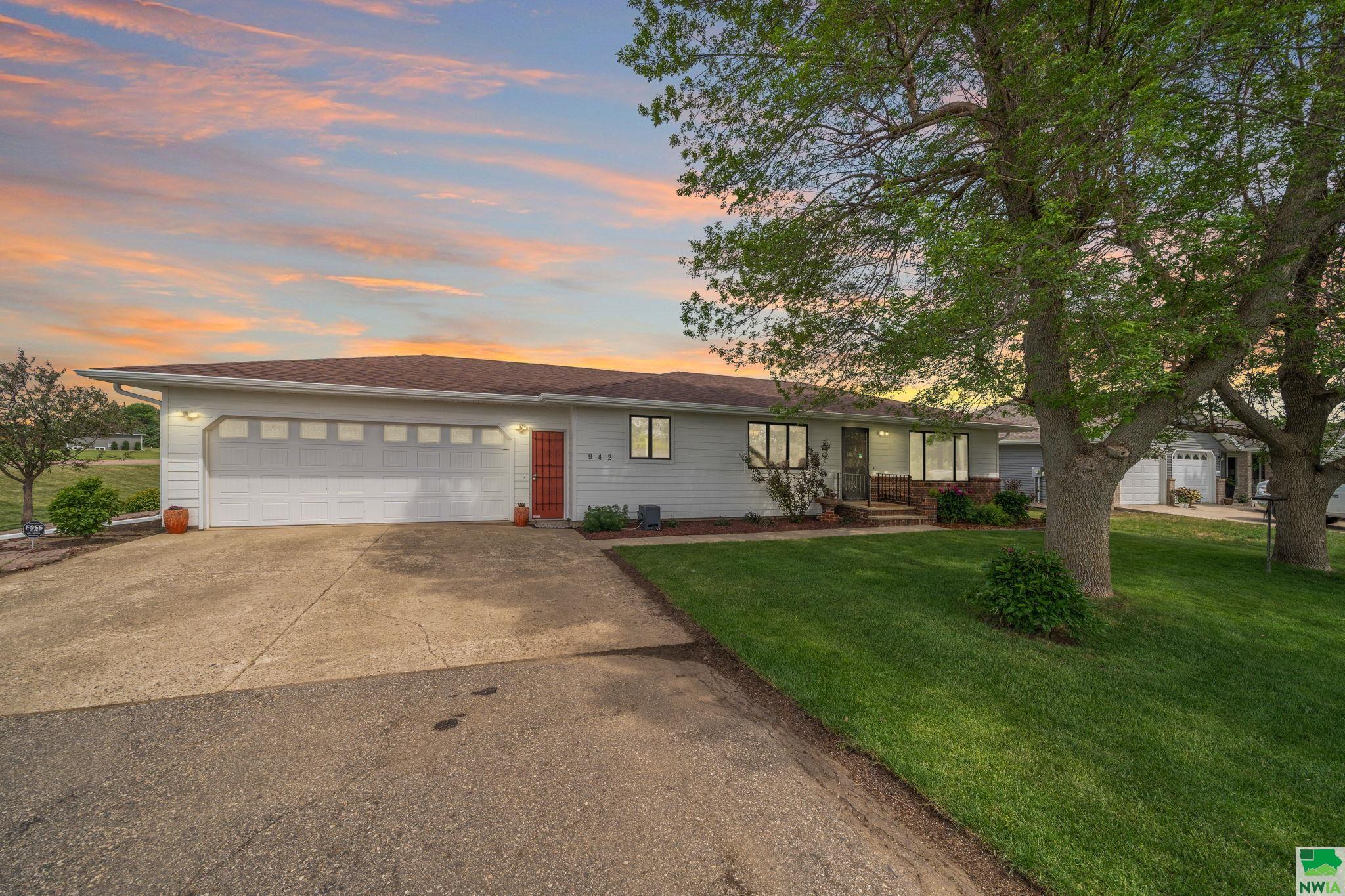 Hyland Dr, Larchwood, IA 51241