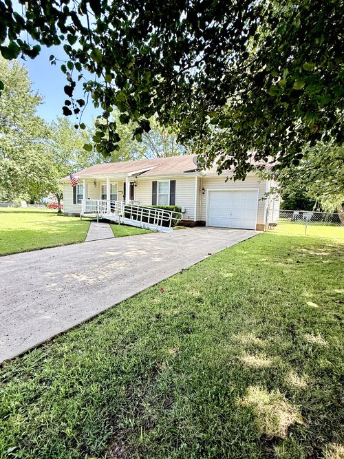744 Spees Dr, Clarksville, TN, 37042-7163 | Card Image