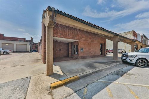 111 W 8th St, Coffeyville, KS, 67337-5805 | Card Image