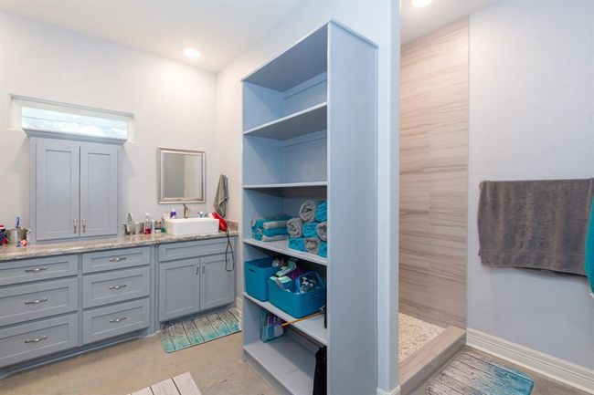 202 Horse Shoe Trl, House other with 3 bedrooms, 2 bathrooms and 2 parking in Angleton TX | Image 20
