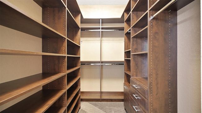 Primary Closet | Image 27