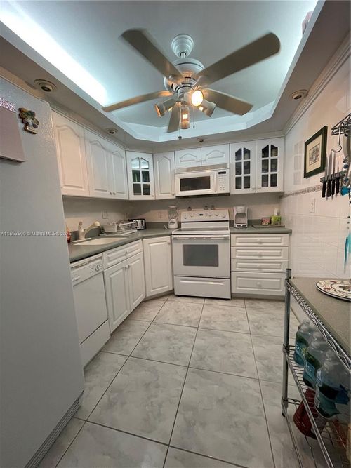 apt-204-3180 S Ocean Dr, Hallandale Beach, FL, 33009-7247 | Card Image