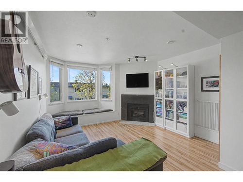 130 Lakewood Dr, Vancouver, BC, V5L4L3 | Card Image