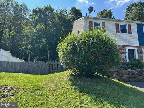 1046 Fox Run, READING, PA, 19606-1136 | Card Image