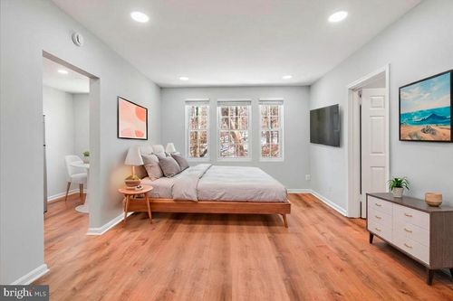 25-1909 N Rhodes St, ARLINGTON, VA, 22201-3136 | Card Image