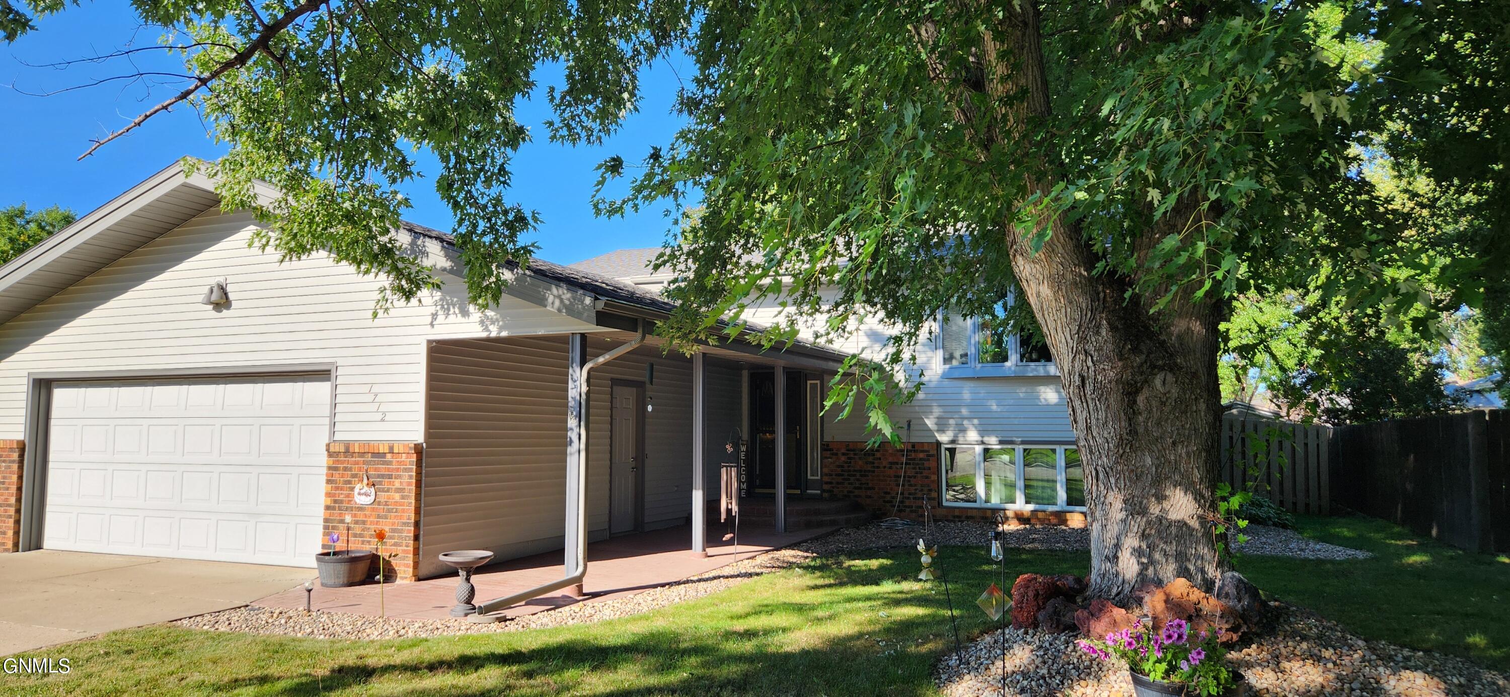 Houston Dr, Bismarck, ND 58504