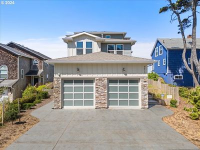 4573 Sw Beach Ave, House other with 4 bedrooms, 4 bathrooms and 2 parking in LincolnCity OR | Image 2