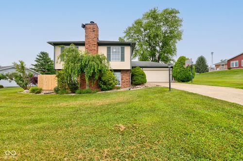1925 E Woodside Village Dr, Connersville, IN, 47331-8221 | Card Image